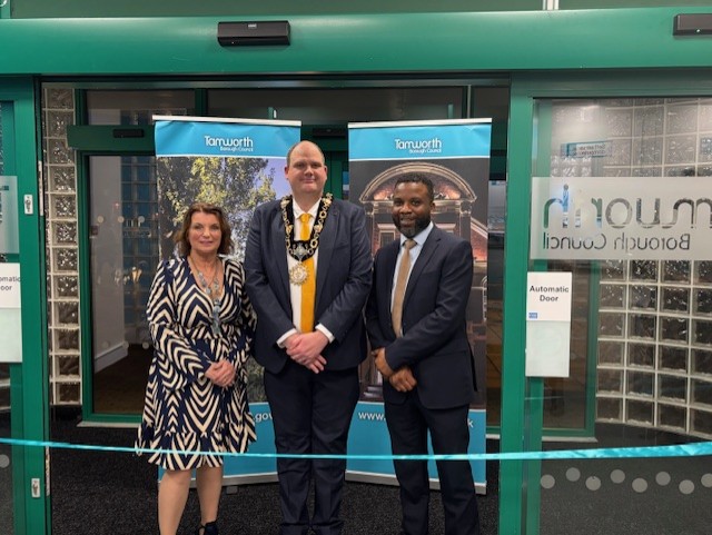 photo of Carol Dean, Mayor of Tamworth and Stephen Gabriel in new Marmion front desk