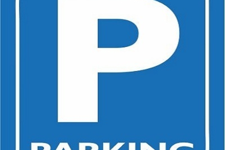 blue sign with white letter P and parking