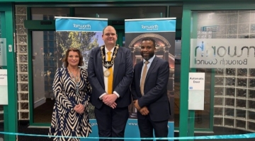 photo of Carol Dean, Mayor of Tamworth and Stephen Gabriel in new Marmion front desk